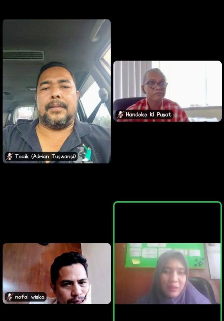 Ketua KI Sumbar Nofal Wiska dan komisioner yang lain sedang zoom meeting dengan KI Pusat membahas monev badan publik 2022 di Sumbar, Rabu (22/6). (Dok : Istimewa)