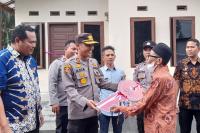 Kapolres Pariaman, AKBP Abdul Azis serahkan kunci rumah kepada Amrizal setelah dilakukan bedah rumah terhadap tempat tinggalnya, Kamis sore (9/6). (Dok : Istimewa)
