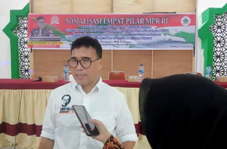 Anggota DPD RI Dapil Sumbar, Alirman Sori di sela-sela sosialisasi Empat Pilar MPR RI di UIN IB Padang, Jumat (17/6). (Dok : Istimewa)