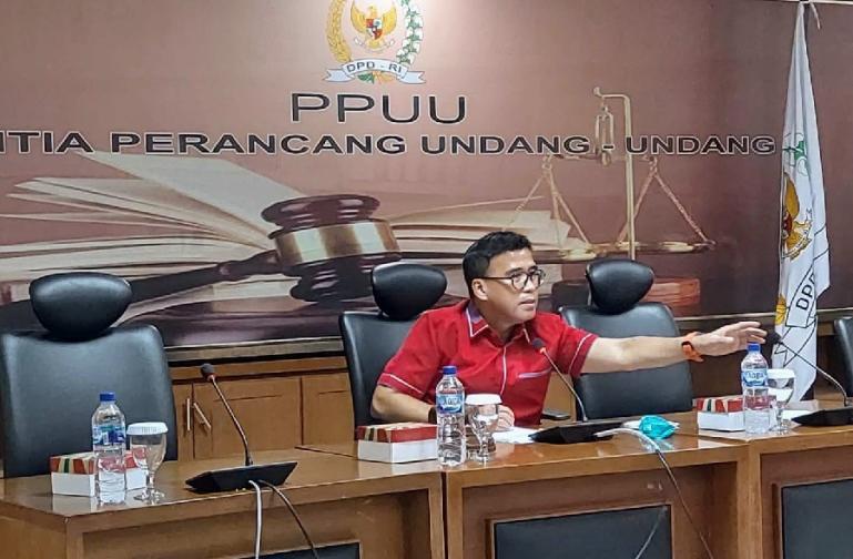 Ketua Pansus Cipta Kerja DPD RI, Alirman Sori pimpin RDP bersama pakar hukum terkait UU Ciptaker di gedung DPD RI, Selasa (14/6). (Dok : Istimewa)
