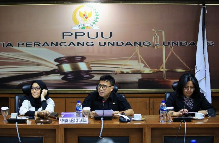 Ketua Pansus DPD RI, Alirman Sori bersama rekan-rekannya kembali raker membahas UU Ciptaker di Jakarta, Selasa (7/6). (Dok : Istimewa)