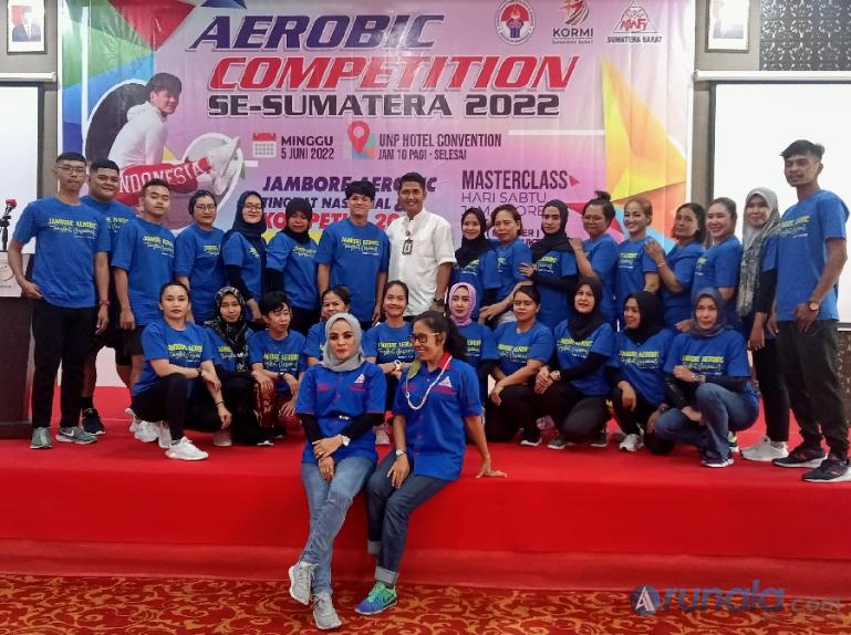 Instruktur Aerobik nasional, Lody Lontoh bersama panitia dan peserta Jambore Aerobik 2022 se Sumbar, di UNP Padang, Jumat (3/6). (Foto : Arzil)