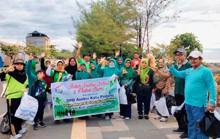 Pengurus dan anggota DPD Asobsi Kota Padang saat peringati Hari Lingkungan Hidup Sedunia, dengan acara jalan sehat dan aksi peduli bumi, Selasa (7/6). (Dok : Istimewa)