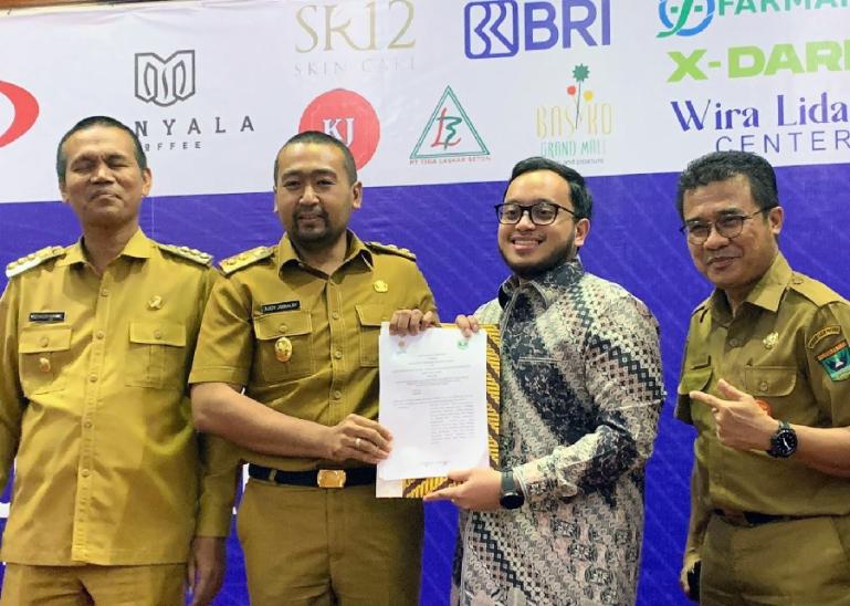 Wakil Gubernur Sumbar, Audy Joinaldy bersama Ketua Umum HIPMI BPP Sumbar seusai tandatangani MoU di Kota Pariaman, Selasa (28/6). (Dok : Istimewa)