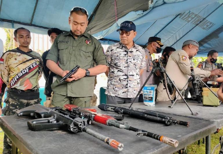 Wagub sekaligus Ketum Perbakin Sumbar, Audy Joinaldy memeriksa senjata yang akan digunakan para atlet di kegiatan Padangpanjang Shooting Competition 2022, Kamis (23/6). (Dok : Istimewa)