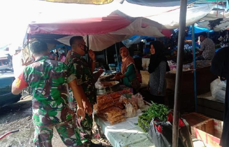 Babinsa Koto Pulai, Serda Em Kenedi lakukan monitoring harga sembako di pasar tradisional Pasia Nan Tigo, Kota Padang, kemarin. (Dok : Istimewa)