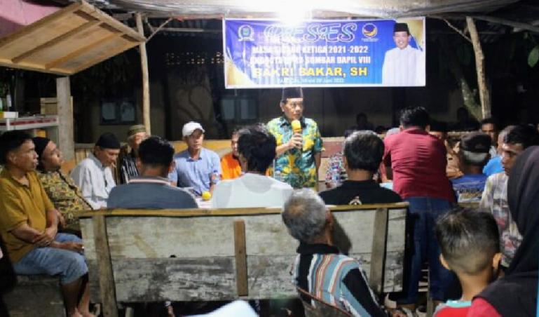 Anggota DPRD Sumbar, Bakri Bakar saat lakukan reses dapil perorangan di Nagari Tuik, Batang Kapas, Pessel, Senin malam (27/6). (Dok : Istimewa)