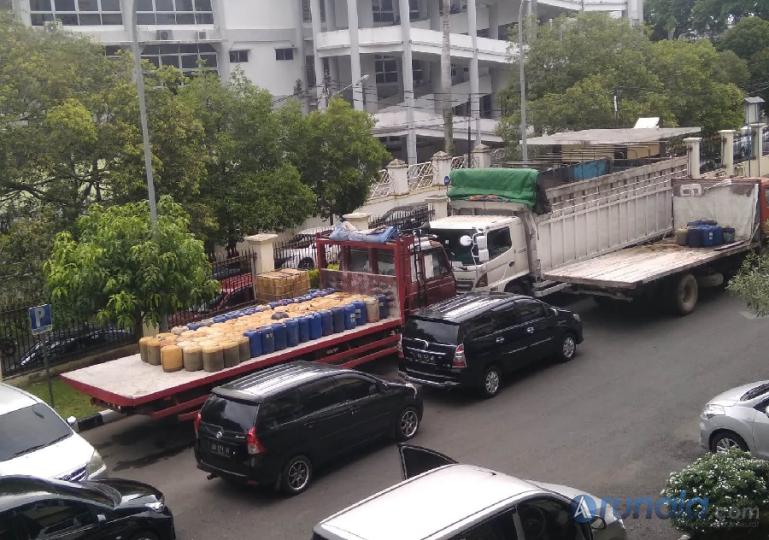 Jerigen berisi BBM subsidi jenis Bio Solar di atas truk yang diamankan Polda Sumbar, Selasa (8/6) kemarin. (Foto : Derizon)