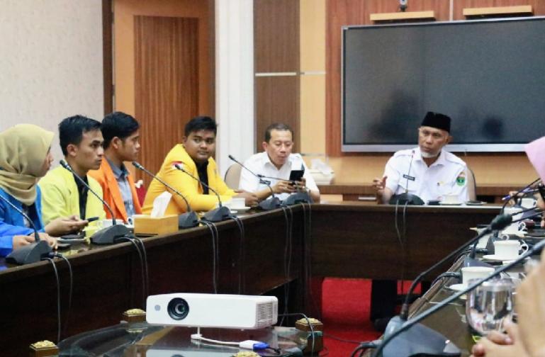 Gubernur Mahyeldi ketika menerima kedatangan mahasiswa dari BEM Sumbar di kediamannya, Rabu (29/6). (Dok : Istimewa)