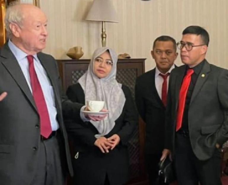 Senator asal Sumbar, Alirman Sori bertemu dengan Pertemuan dengan USAID, Blair A. King,.Ph.H, Demogracy Officer dan Mike Keshishian, Local Government Advisor, terkait Democratic Decentralization. (Dok : Istimewa)