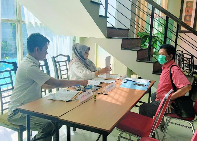 Seorang calon pendaftar, Muskamal saat melengkapi berkas pendaftarannya kepada panitia penerimaan calon anggota Bawaslu Sumbar di Padang, Rabu (29/6). (Foto : Arzil)