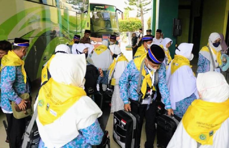 Rombongan CJH Kloter IV Embarkasi Padang saat tiba di Asrama Haji Tabing, Padang, Senin (6/6). (Dok : Istimewa)