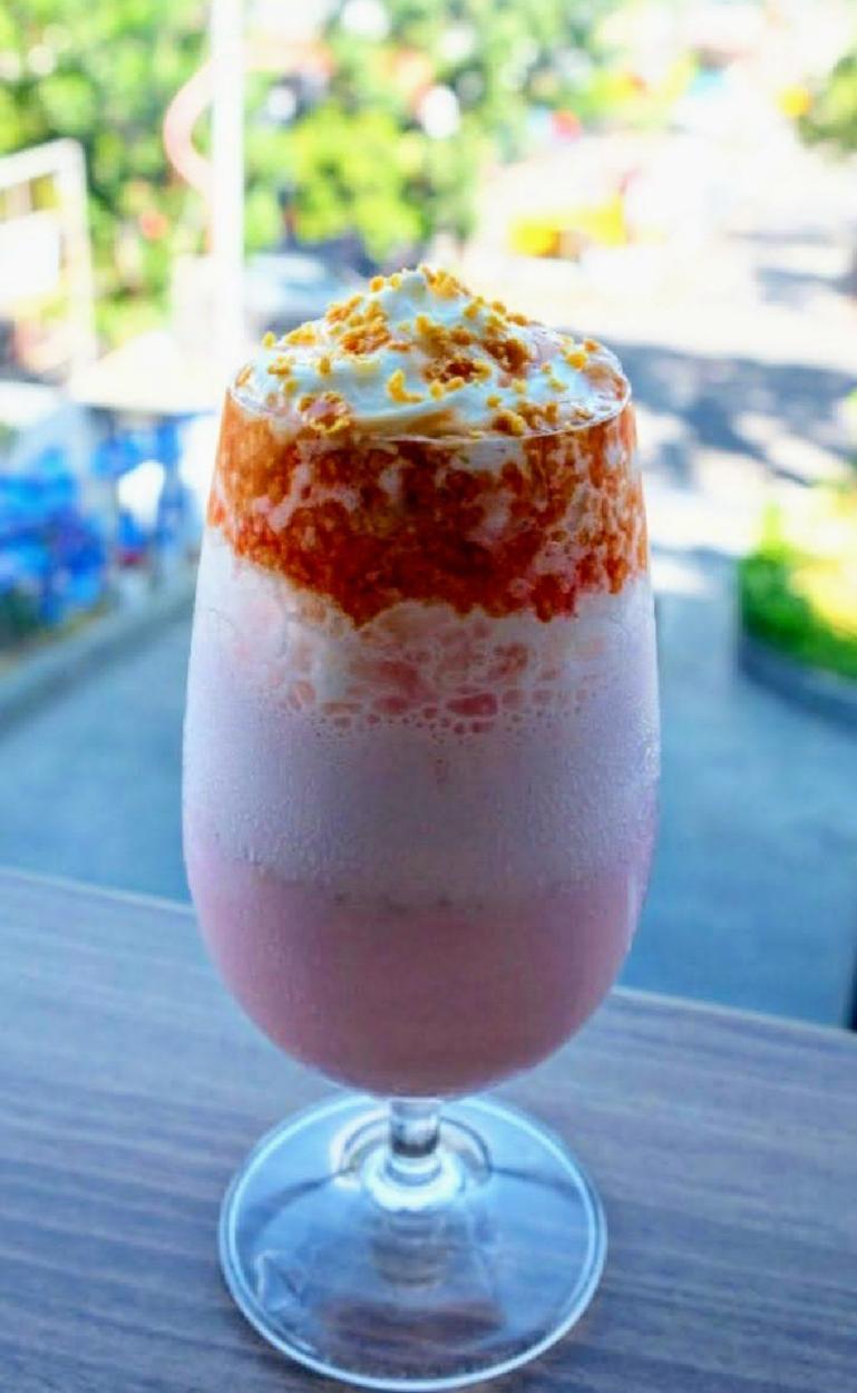 Corn Strawberry Cream bisa dinikmati sembari melihat view kota Padang dari Kayu Manis Restaurant Hotel Santika Premiere Padang. (Dok : Istimewa)