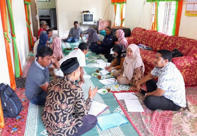 Staf dari DKP Sumbar bersama DKP Agam saat dialog bersama kelompok masyarakat perikanan yang ada di Danau Maninjau, Agam. (Dok : Istimewa)