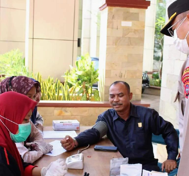 Ketua DPRD Dharmasraya, Pariyanto saat lakukan pengecekan kondisi diri sebelum donor darah, Rabu (1/6). (Foto: Anto)