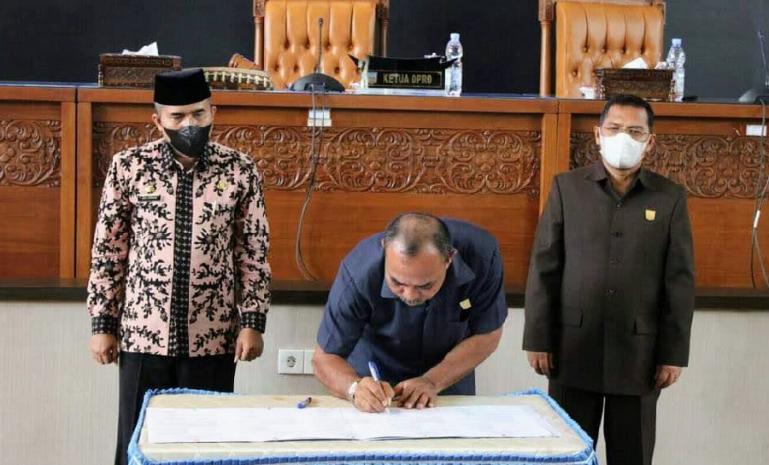 Ketua DPRD, Pariyanto didampingi  Wakil Ketua Adi Gunawan dan Sekkab Adlisman tandatangani naskah penetapan Perda yang baru di kabupaten ini, Kamis (9/6). (Dok : Istimewa)