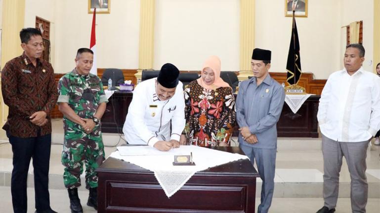 Wawako Mardison Mahyuddin tandatangani dokumen pengesahan tiga perda yang disetujui DPRD Kota Pariaman, Jumat (10/6). (Dok : Istimewa)