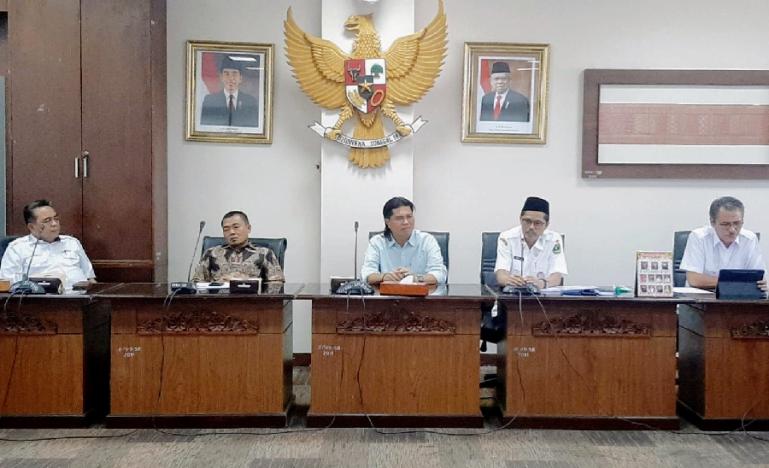 Sekretaris DPRD Sumbar, Raflis saat terima kunjungan Komisi III DPRD Solsel, Rabu (22/6). (Dok : Istimewa)
