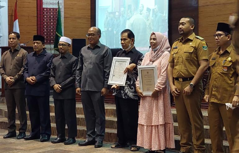 Ketua DPRD Sumbar Supardi bersama Wagub Audy Joinaldy seusai penetapan Perda Mars Sumatera Barat, Senin (13/6). (Dok : Istimewa)