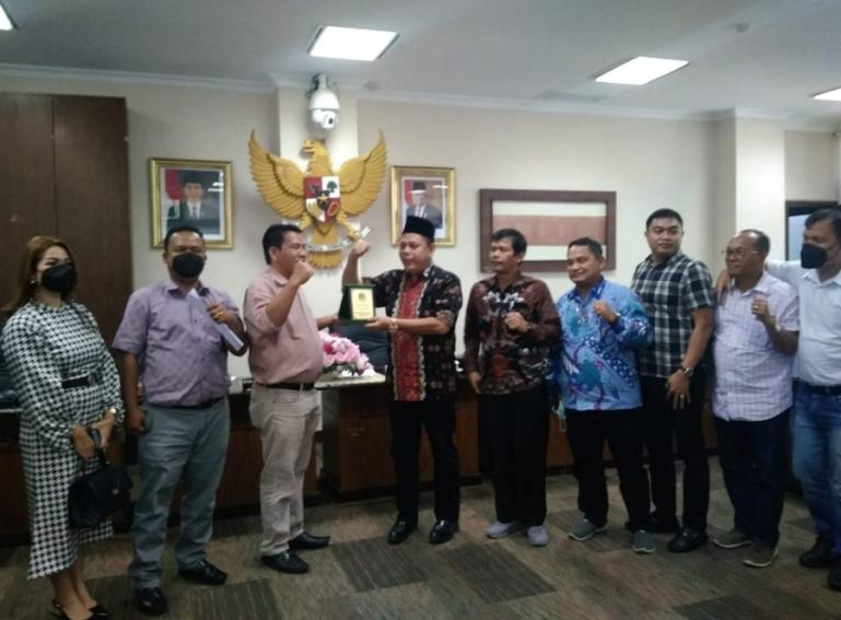 Wakil ketua Bapemperda DPRD Sumbar,  Afrizal saat menerima rombongan DPRD Kabupaten Toba di ruang khusus I DPRD Sumbar, Senin (6/6). (Dok : Istimewa)