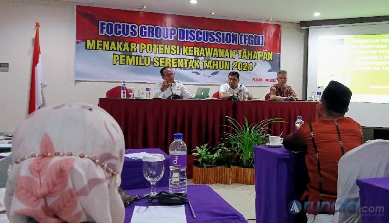 Dua penyelenggara pemilu di Sumbar berikan paparannya tentang potensi kerawanan pemilu 2024 saat FGD, di Padang, Rabu (22/6). (Foto : Arzil)