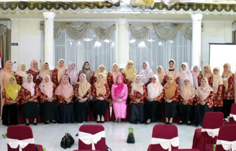 Pengurus dan anggota DWP Kota Pariaman adakan pertemuan rutin di pandopo rumah wali kota, Jumat (3/6). (Dok : Istimewa)