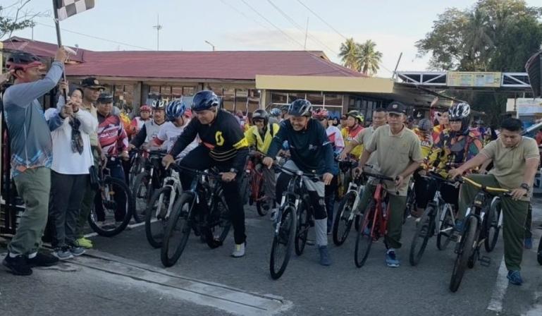 Wali Kota Genius Umar melepas peserta fun bike yang dilaksanakan oleh Polres Pariaman, di halaman Mapolres, Minggu (19/6). (Dok : Istimewa)