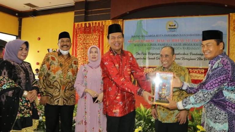 Wali Kota Genius Umar saat menghadiri silaturahmi dan halal bihalal IKO-PARIS di GOR Remaja Pulo Gadung Jakarta Timur, Minggu (5/6). (Dok : Istimewa)