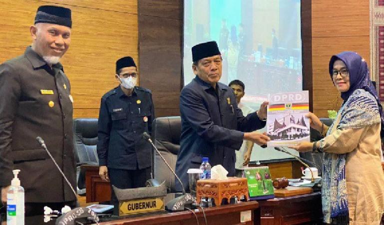 Wakil ketua DPRD Sumbar Suwirpen Suib menerima laporan pandangan fraksi terhadap pertanggungjawaban APBD Sumbar 2021, Jumat (10/6). (Dok : Istimewa)