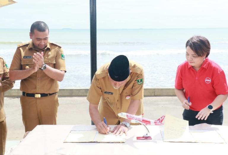 Gubernur Mahyeldi dan Dirut Dirut) PT Indonesia Air Asia, Veranita Yosephine Sinaga tanda tangani nota kesepakatan (MoU), Selasa (14/6). (Dok : Istimewa)