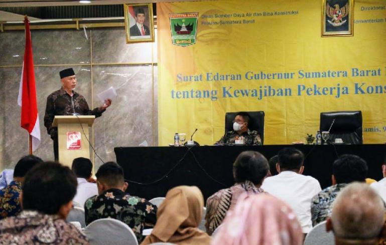 Gubernur Sumbar, Mahyeldi Ansharullah berikan penjelasan soal sertifikasi kerja bagi tenaga konstruksi di acara sosialisasi tentang kewajiban pekerja konstruksi bersertifikat di Sumbar, Kamis (9/6/) di Padang. (Dok : Istimewa)