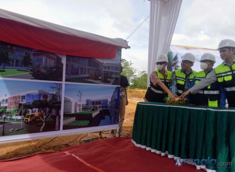 Direktur Sumber Daya Ditjen Diktiristek Kemendikbud RI M Sofwan Effendi, Rektor Unand Prof Yuliandri SH MH, Dirut PT Anugerah Nindya Beton KSO Okven Rinaldo memencet tombol pertanda dimulainya pembangunan Laboratorium Sentral, Kamis (2/6). (Foto : Fajril)