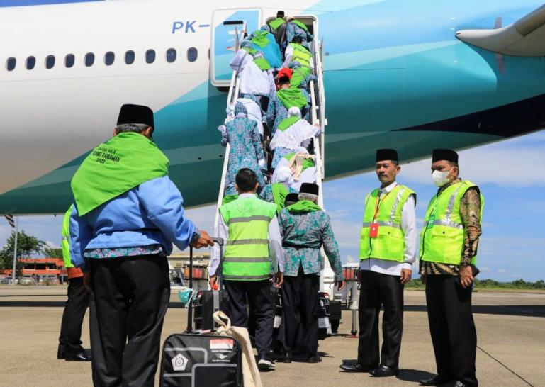 CJH Kloter II Embarkasi Haji Padang menaiki tangga pesawat Garuda Indonesia jelang keberangkatan di BIM, Minggu (5/6). (Dok : Istimewa)