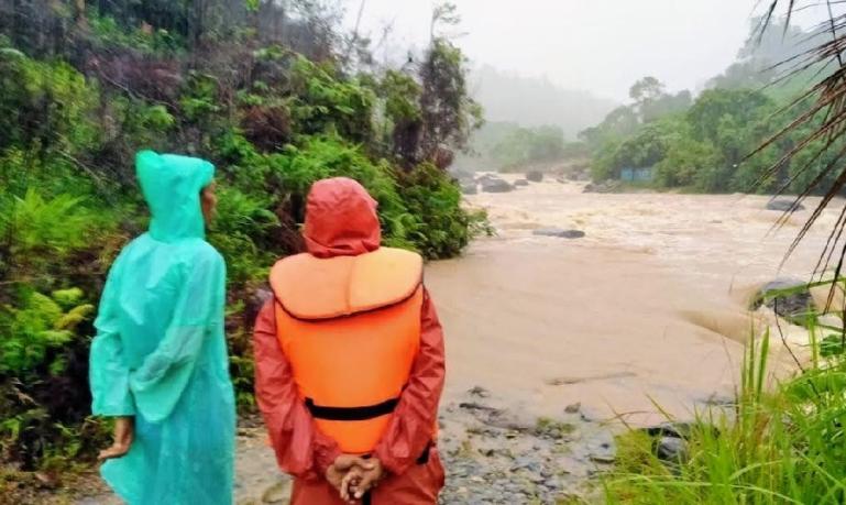 Tim BPBD saat meninjau lokasi kejadian, hanyutnya tiga orang siswa di sungai Lubuak Tongga, Balaigadang, Kecamatan Kototangah, Kota Padang, Sabtu (11/6) sore. (Dok : Istimewa)