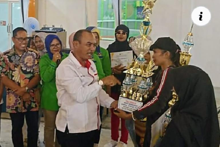 Ketua KORMI Dharmasraya, Pariyanto serahkan piala bergilir kepada pemenang lomba senam kreasi tingkat kabupaten, Sabtu (18/6). (Dok : Istimewa)