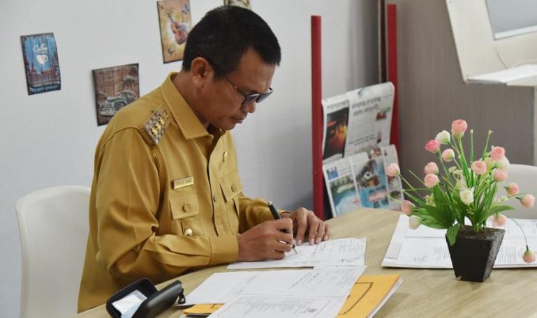 Wako Genius Umar menandatangani surat-surat penting saat berkantor di Disdukcapil Kota Pariaman, Selasa (7/6). (Dok : Istimewa)