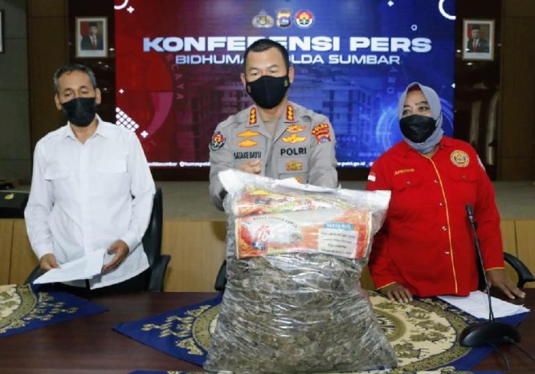 Kabid Humas Polda Sumbar, Kombes Pol Satake Bayu Setianto melihatkan barang bukti sisik Trenggiling seberat 12,8 kg hendak dijual pelaku di daerah Kota Padang. Rabu (8/6). (Foto : Derizon)