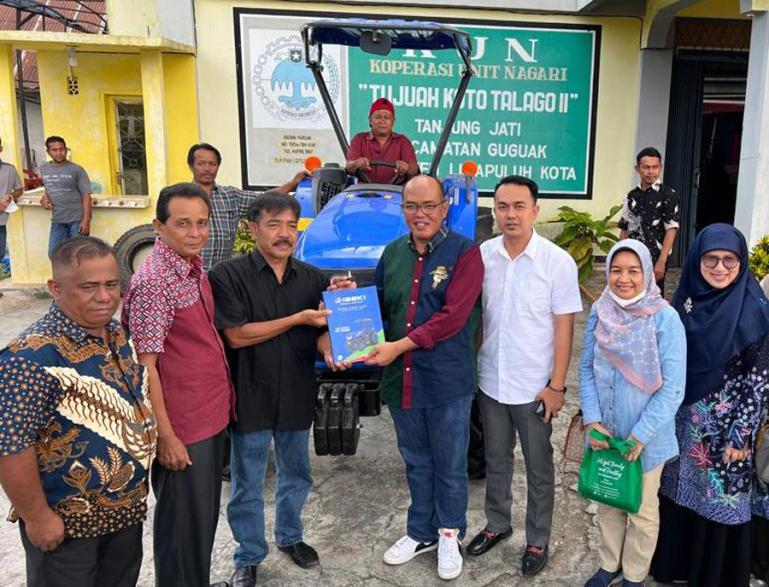 Ketua DPRD Sumbar, Supardi serahkan satu unit traktor kepada Keltan Tanjung Raya, Kecamatan Guguak, Kabupaten Limapuluh Kota, Minggu (5/6). (Dok : Istimewa)