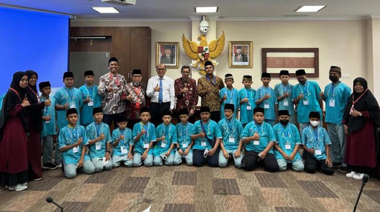 Ketua DPRD Sumbar Supardi, didampingi Sekretaris DPRD Raflis serta Kasubag Humas, Darul Idris bersama para santri SD Al Huffazh, Kamis (2/6). (Dok : Istimewa)