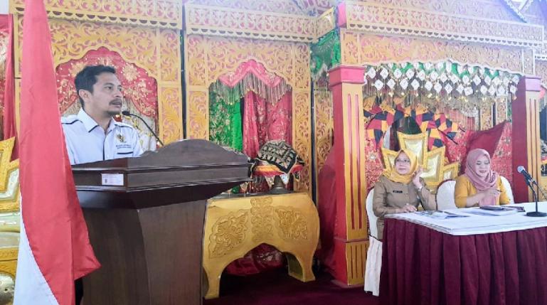 Ketua KI Sumbar, Nofal Wiska saat berikan sambutan dalam workshop PPID se Sumbar di Bukittinggi, Selasa (28/6). (Dok : Istimewa)