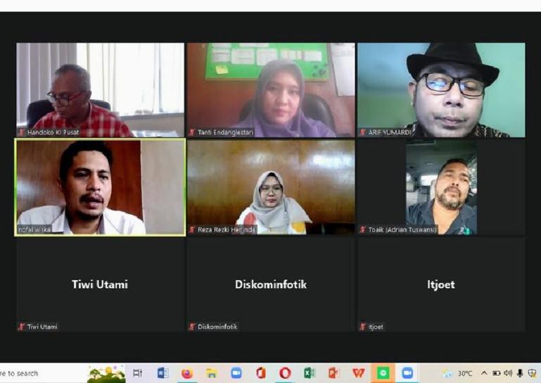 KI Sumbar saat koordinasi dengan Komisioner KI Pusat, Handoko via zoom meeting menyangkut monev badan publik 2022, di Padang, Rabu (22/6). (Dok : Istimewa)