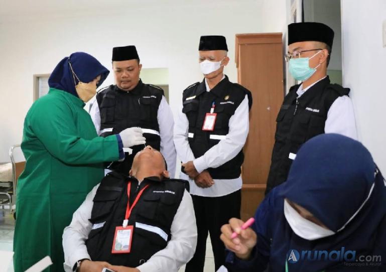 Petugas penyelenggara haji jalani pemeriksaan PCR/Swab yang dilakukan KKP di areal Asrama Haji Embarkasi Tabing, Kota Padang, Jumat (3/6). (Foto : Istimewa)