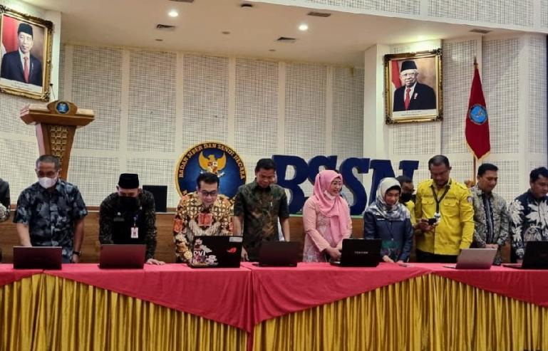 Kadis Kominfotik Sumbar, Jasman Rizal saat tandatangani PKS bersama BSSN, di Depok Jabar, Kamis (30/6). (Dok : Istimewa)