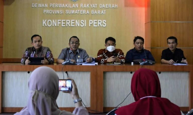 Ketua Komisi III DPRD Sumbar, Ali Tanjung bersama pihak Bank Nagari beri keterangan pada wartawan seusai rapat kerja dengan komisi ini terkait proses penggantian uang nasabah yang terkena skimming, di DPRD Sumbar, Kamis siang (9/6). (Dok : Istimewa)