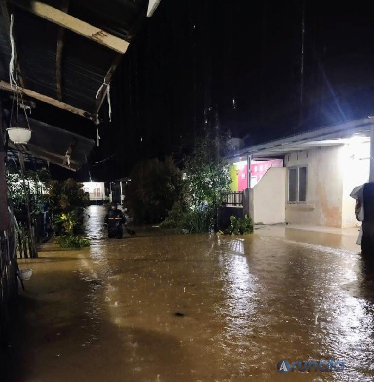 Suasana banjir yang menggenangi Komplek Perumahan Griya Anak Air Permai, Sabtu malam (11/6). (Foto : Derizon)