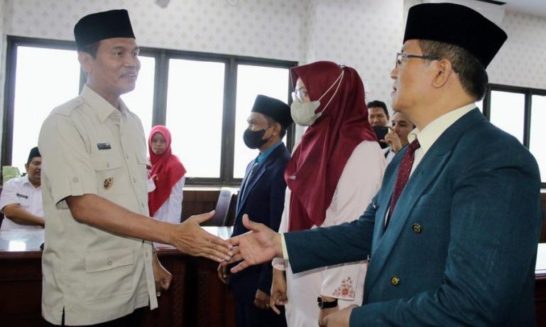 Wali Kota Genius Umar, melantik empat pejabat Eselon III yang baru dilingkup Pemko Pariaman, Rabu (15/6). (Dok : Istimewa)