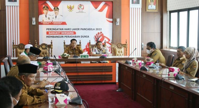 Asisten II Setko Pariaman, Elfis Candra saat pimpin rapat persiapan HUT Kota Pariaman di ruang rapat wali kota, Senin (6/5). (Dok : Istimewa)