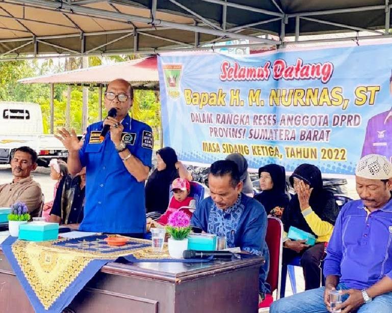 Anggota DPRD Sumbar, M Nurnas tampung aspirasi nelayan Desa Taluak, Kota Pariaman saat reses dapil, Jumat (24/6). (Dok : Istimewa)