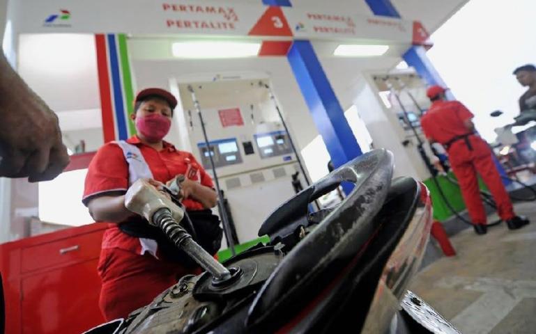 Petugas SPBU melakukan pengisian bahan bakar minyak (BBM). (Dok : Istimewa)