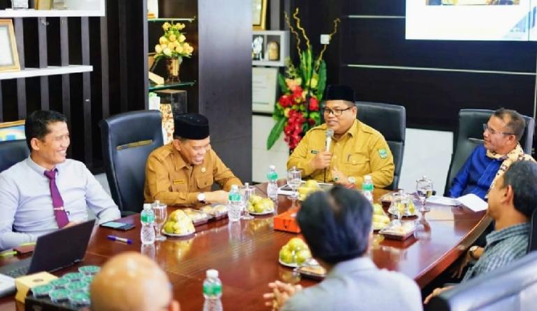 Bupati Suhatri Bur saat menjamu  Wali Kota Lhokseumawe Suaidi Yahya di ruang kerjanya, Senin (13/6). (Dok : Istimewa)